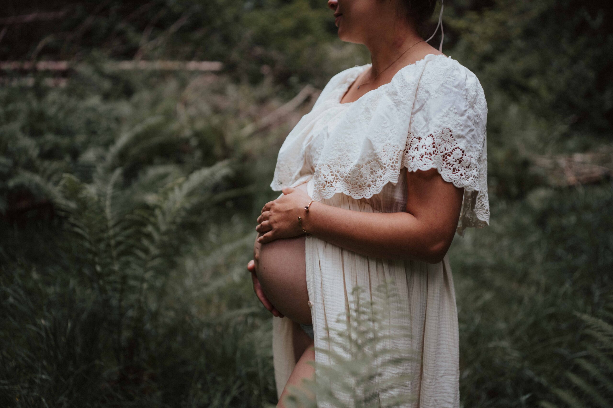 Babybauchfotografie Emotionale und sinnliche Babybauchfotografie im Allgäu | Babybauchshooting im Allgäu | Schwangerschaftsfotografie | Maternity