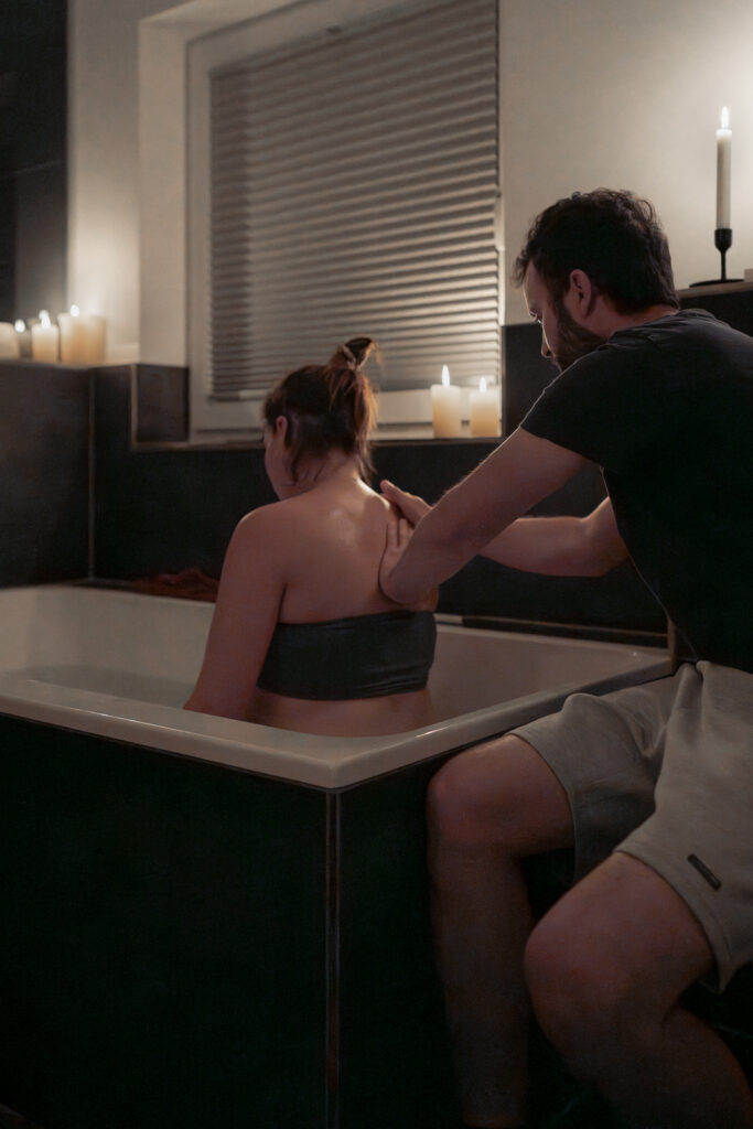 Emotionale Geburtsreportage. Geburtsbilder natürlich und roh. ästhetische und achtsame Geburtsfotografie.