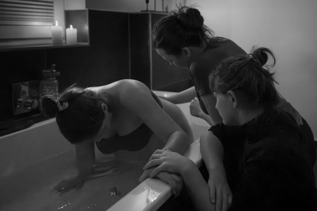 Natürliche, ästhetische und rohe Geburtsfotografie im Allgäu | Geburtsreportage im Allgäu | Geburtsbilder für Hausgeburt, Geburtshaus oder Klinik.