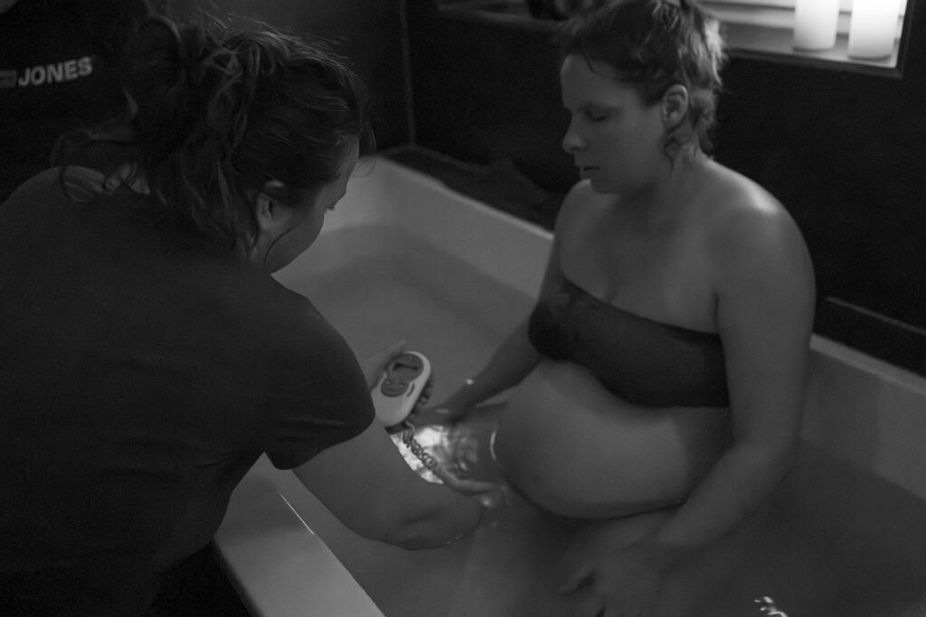 Natürliche, ästhetische und rohe Geburtsfotografie im Allgäu | Geburtsreportage im Allgäu | Geburtsbilder für Hausgeburt, Geburtshaus oder Klinik.