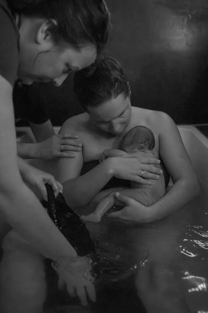 Natürliche, ästhetische und rohe Geburtsfotografie im Allgäu | Geburtsreportage im Allgäu | Geburtsbilder für Hausgeburt, Geburtshaus oder Klinik.