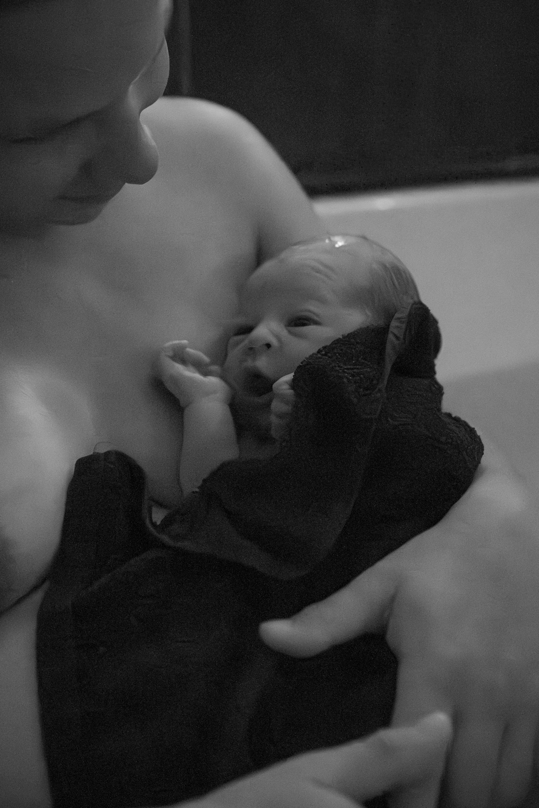 Natürliche, ästhetische und rohe Geburtsfotografie im Allgäu | Geburtsreportage im Allgäu | Geburtsbilder für Hausgeburt, Geburtshaus oder Klinik.