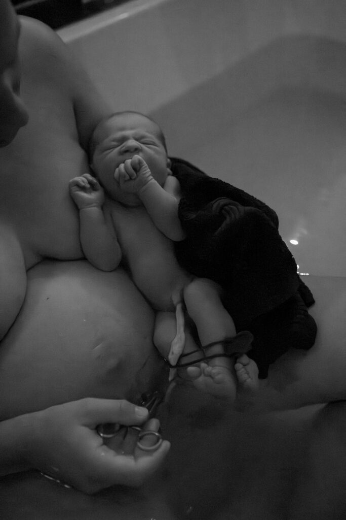 Natürliche, ästhetische und rohe Geburtsfotografie im Allgäu | Geburtsreportage im Allgäu | Geburtsbilder für Hausgeburt, Geburtshaus oder Klinik.