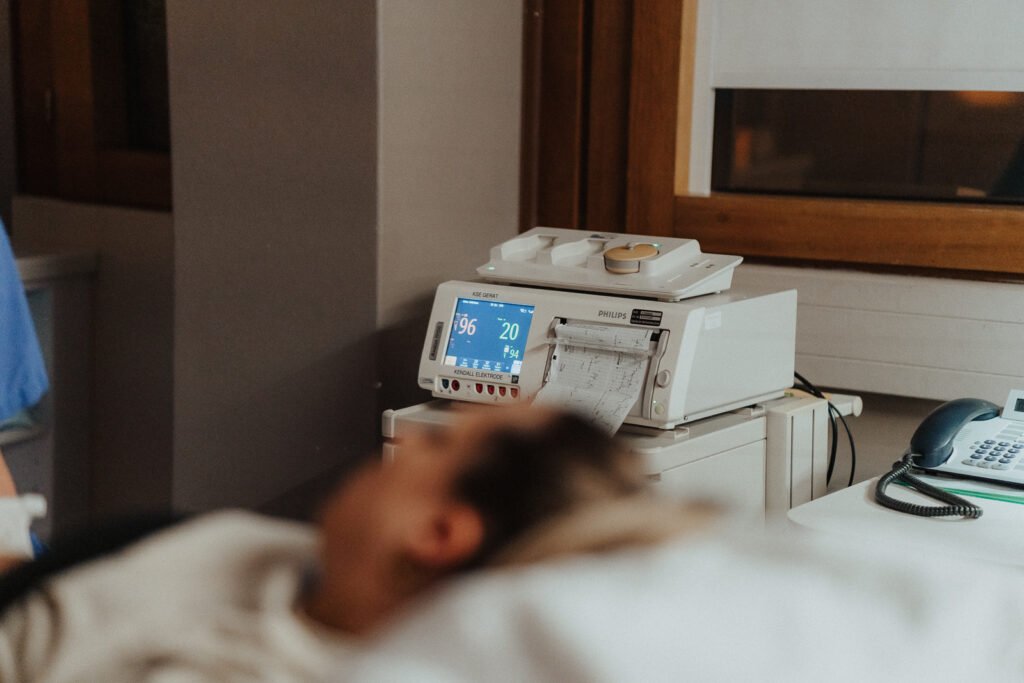 Natürliche, ästhetische und rohe Geburtsfotografie im Allgäu | Geburtsreportage im Allgäu | Geburtsbilder für Hausgeburt, Geburtshaus oder Klinik.